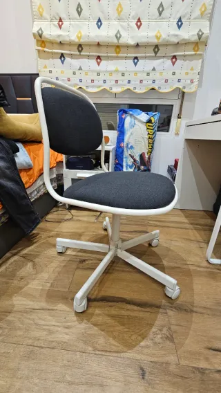 Silla de estudio negra y blanca