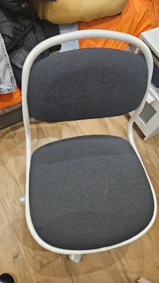 Silla de estudio negra y blanca