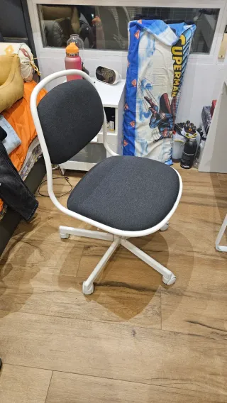 Silla de estudio negra y blanca