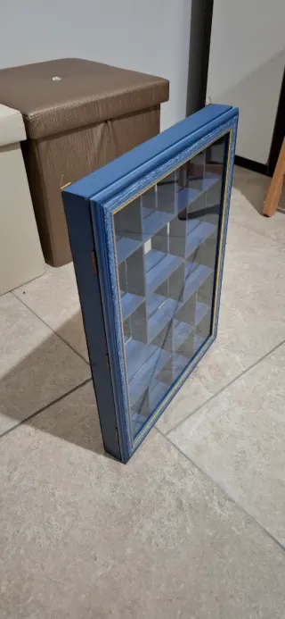 Vetrinetta in legno blu con divisori