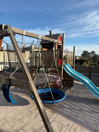 Parque infantil madera con tobogán