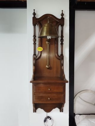 Mesita auxiliar colgante antigua con lámpara