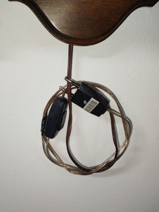 Mesita auxiliar colgante antigua con lámpara