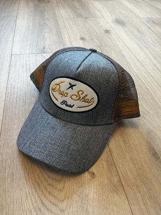 Gorra Drop Shot Rejilla Gris y Dorado