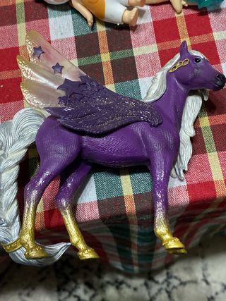 Caballo de juguete morado con alas
