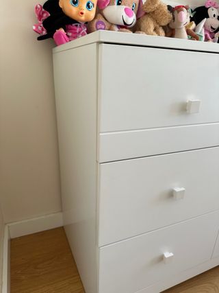 Cómoda blanca de madera