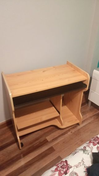 Escritorio de madera con bandeja