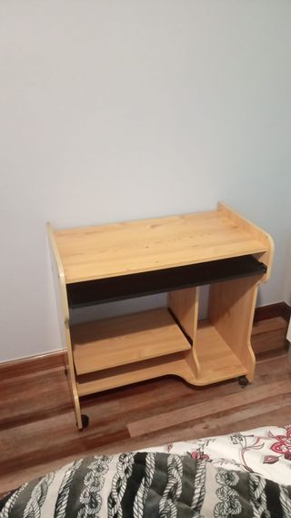 Escritorio de madera con bandeja