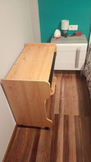 Escritorio de madera con bandeja