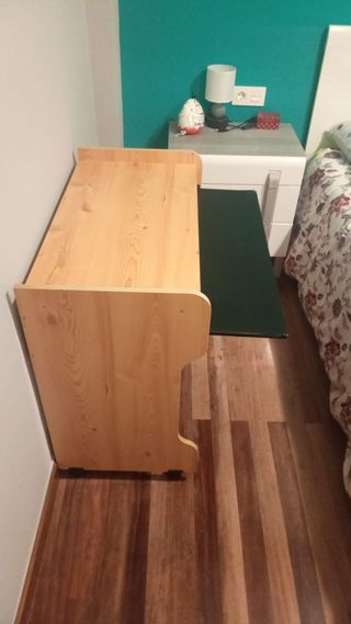 Escritorio de madera con bandeja