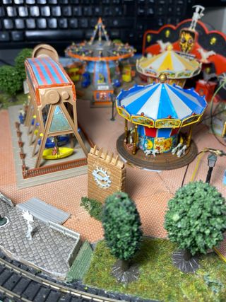 Maqueta Feria N: columpios, tren del miedo, etc.