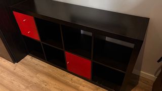 Scaffalatura Kallax Ikea Nera con Dettagli Rossi