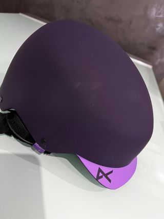Casco de esquí morado