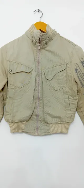 Chaqueta beige con diseño