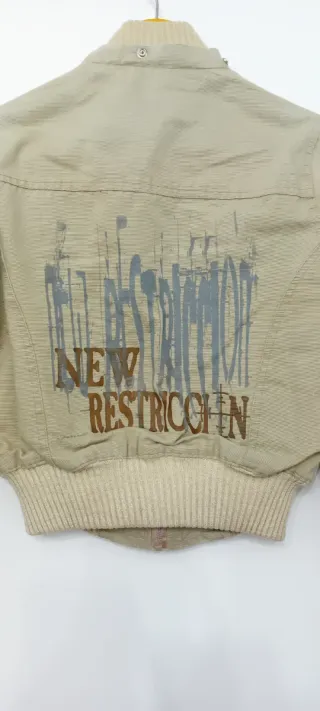 Chaqueta beige con diseño