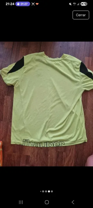 Camiseta deportiva J'Hayber verde y negra