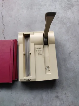 Encuadernadora a presión Esselte 3000