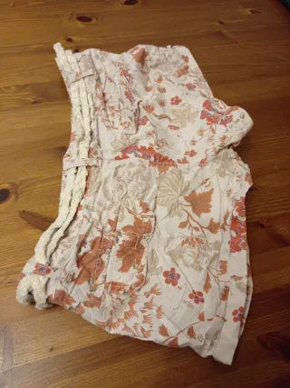 Pantalón corto Bershka estampado floral talla S