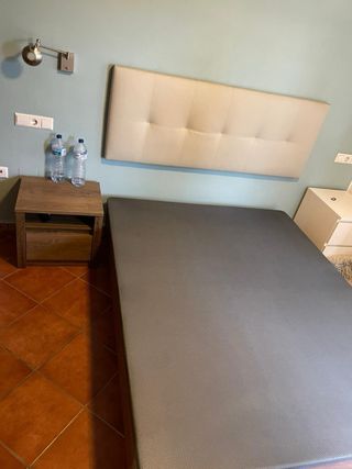 Canapé madera 1.50x1.90 a estrenar y mesita a jue