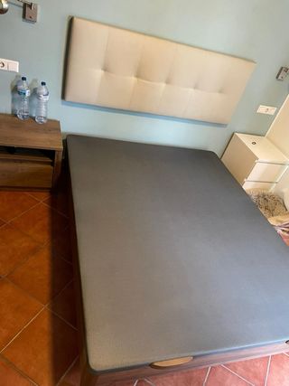 Canapé madera 1.50x1.90 a estrenar y mesita a jue