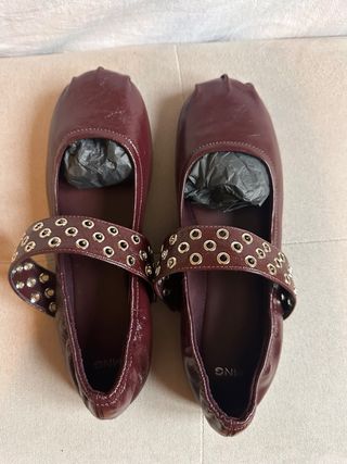 Bailarinas de piel con tachuelas