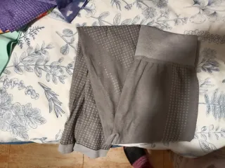 Mallas largas grises con puntos