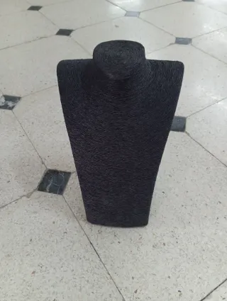 Busto expositor bisutería negro y grises