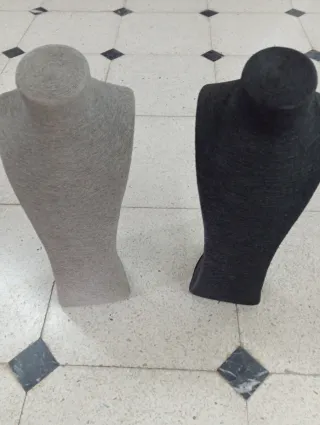 Busto expositor bisutería negro y grises