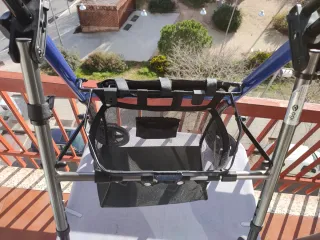 Andador con asiento y 4 ruedas