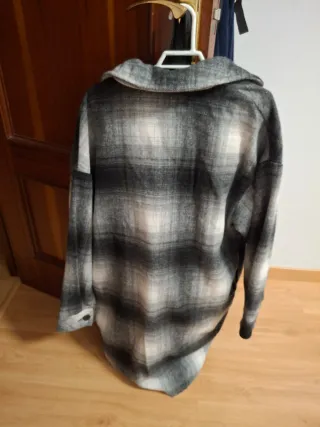 Abrigo tipo camisa cuadros blanco y negro