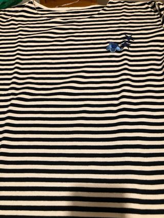 Camiseta rayas blancas y negras con flores