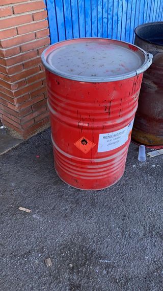 Bidón metálico rojo