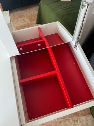 Tocador IKEA blanco con espejo y compartimentos