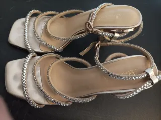 Sandalias Alma en Pena doradas y plateadas