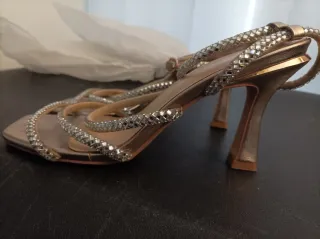 Sandalias Alma en Pena doradas y plateadas