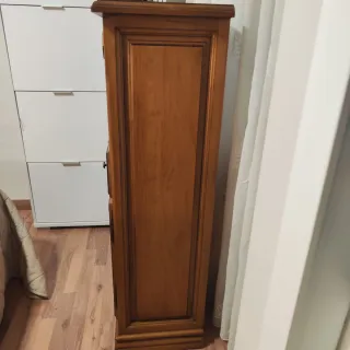 Mueble de madera con cristal