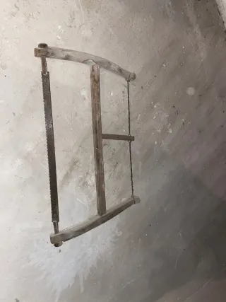 Sierra de arco antigua de madera