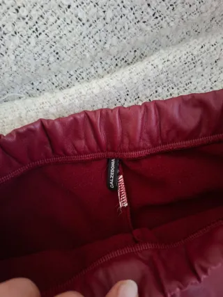 Leggings efecto piel rojos burdeos