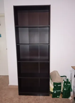 Estantería de madera marrón oscuro