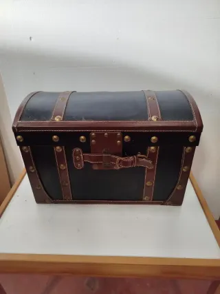 Baúl Vintage Decorado Cuero Negro y Marrón