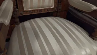 Elegante poltrona in legno di noce intagliato