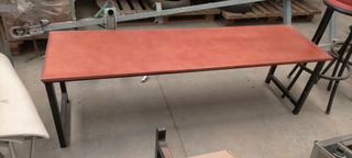 Banco de madera y metal rojo. Tengo 4 unidades.