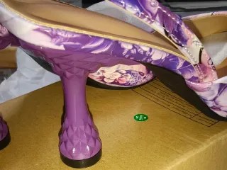 Zapatos de tacón floral morado y rosa