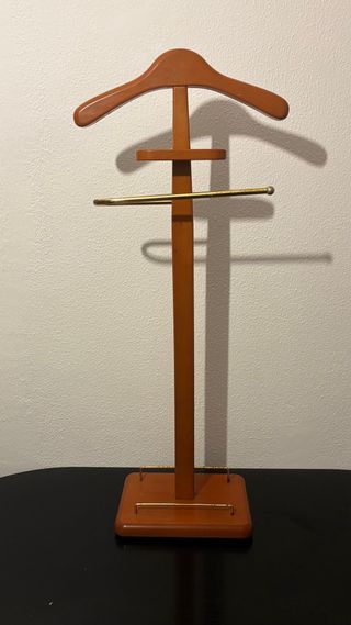 Perchero de pie para traje