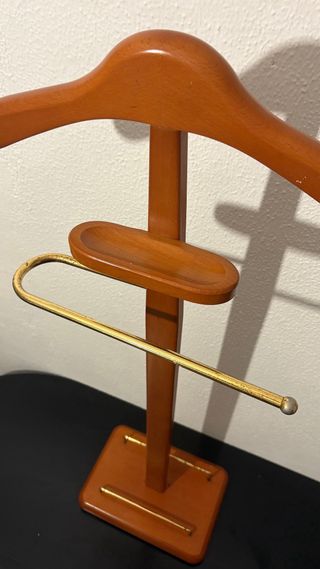 Perchero de pie para traje