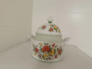 Sopera de cerámica con flores