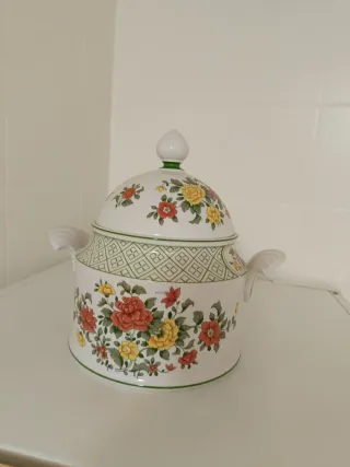 Sopera de cerámica con flores