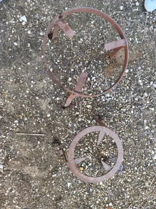 Trébedes de hierro rústico