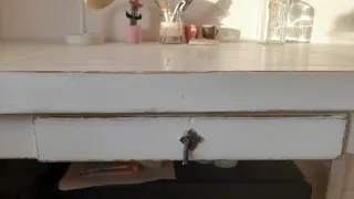 Mesa rústica de madera blanca