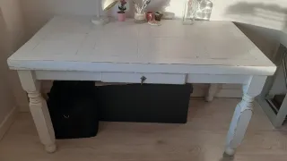 Mesa rústica de madera blanca